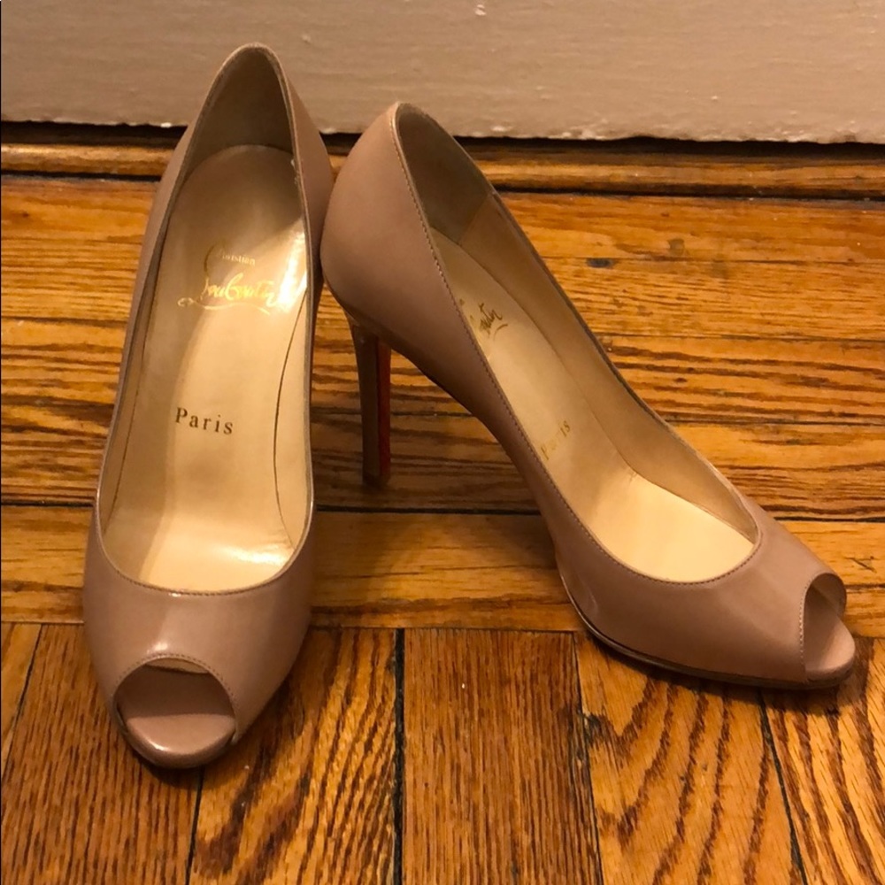 Christian Louboutin size 36 in Nude